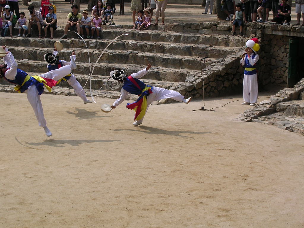 Danzatoti acrobatici al Folk Village
